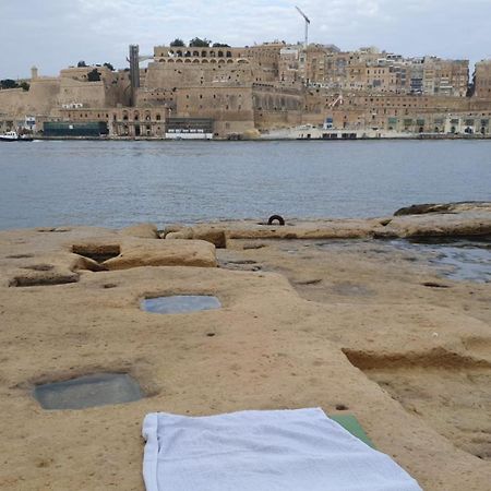 Old Refurbished Apartment In Bormla Cospicua Экстерьер фото