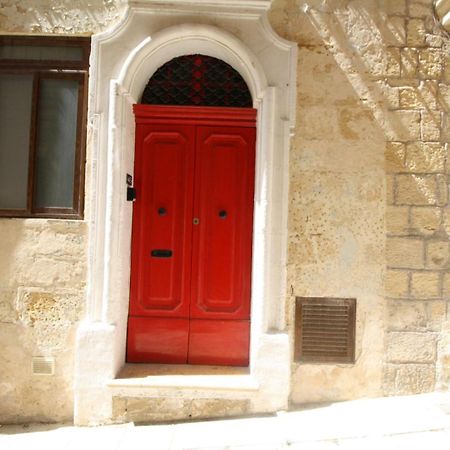 Old Refurbished Apartment In Bormla Cospicua Экстерьер фото